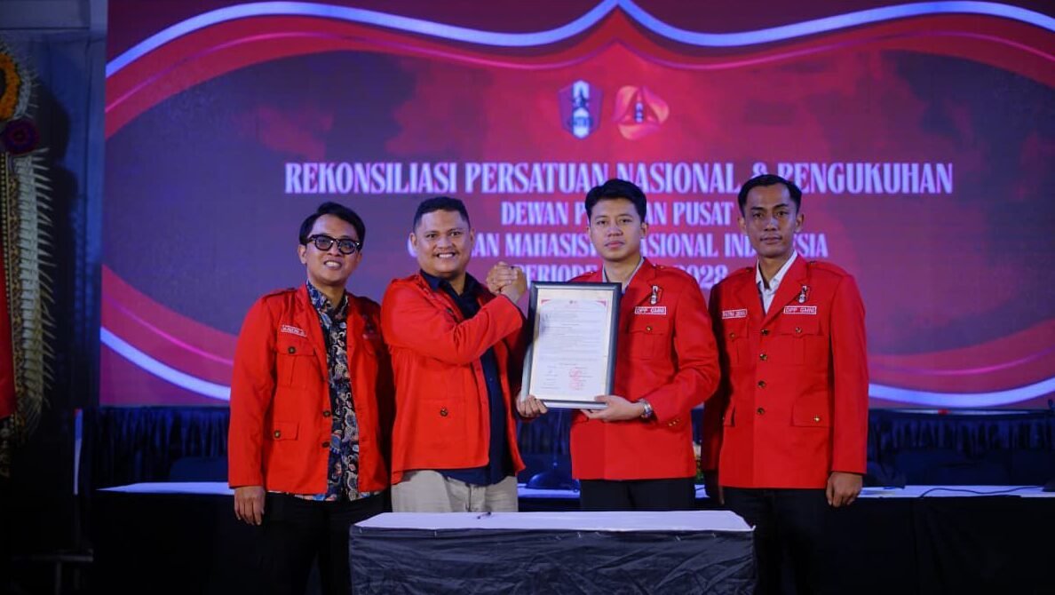 "DPP GMNI menggelar agenda rekonsiliasi di Denpasar untuk mengakhiri perpecahan internal. Kepengurusan periode 2025-2028 resmi dipegang pasangan Risyad-Patra."
