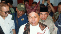 Gubernur Jawa Barat Dedi Mulyadi (KDM) meninjau lokasi banjir bandang di Kota Padang dan berdialog dengan korban didampingi Wakil Wali Kota Maigus Nasir. (Dok. Diskominfo Kota Padang)