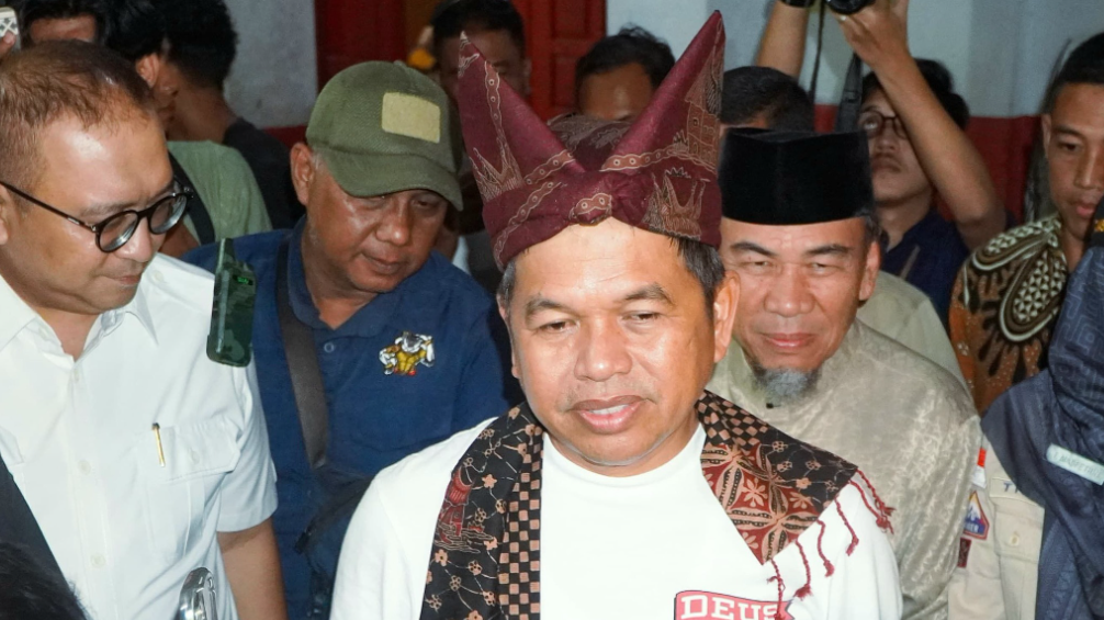 Gubernur Jawa Barat Dedi Mulyadi (KDM) meninjau lokasi banjir bandang di Kota Padang dan berdialog dengan korban didampingi Wakil Wali Kota Maigus Nasir. (Dok. Diskominfo Kota Padang)