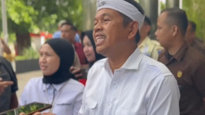 Gubernur Jawa Barat, Dedi Mulyadi, memberikan keterangan pers sesaat setelah tiba di Gedung Merah Putih KPK, Jakarta, untuk membahas penyelamatan aset negara, Kamis (11/12/2025).