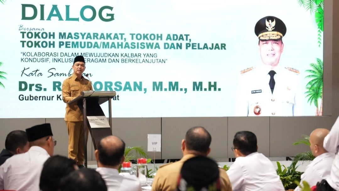 Gubernur Kalimantan Barat, Ria Norsan, saat memberikan arahan dan membuka secara resmi Dialog Forum Kewaspadaan Dini Masyarakat (FKDM) di Pontianak, Selasa (23/12/2025).