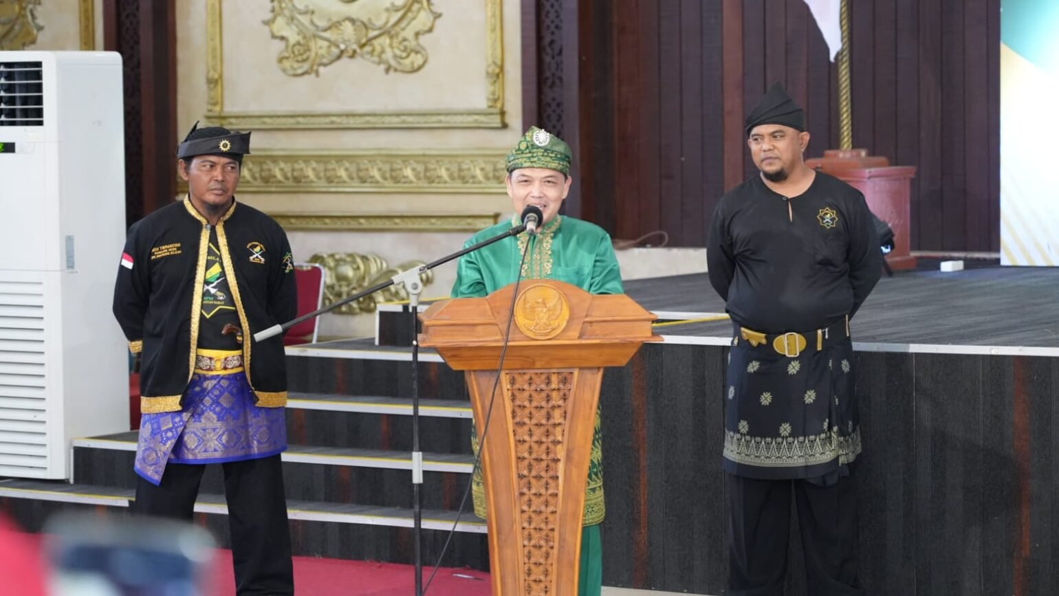 Gubernur Kalimantan Barat, Ria Norsan, saat memberikan sambutan dan membuka secara resmi Rapat Pimpinan Persatuan Orang Melayu (POM) di Pendopo Gubernur, Sabtu (27/12/2025).