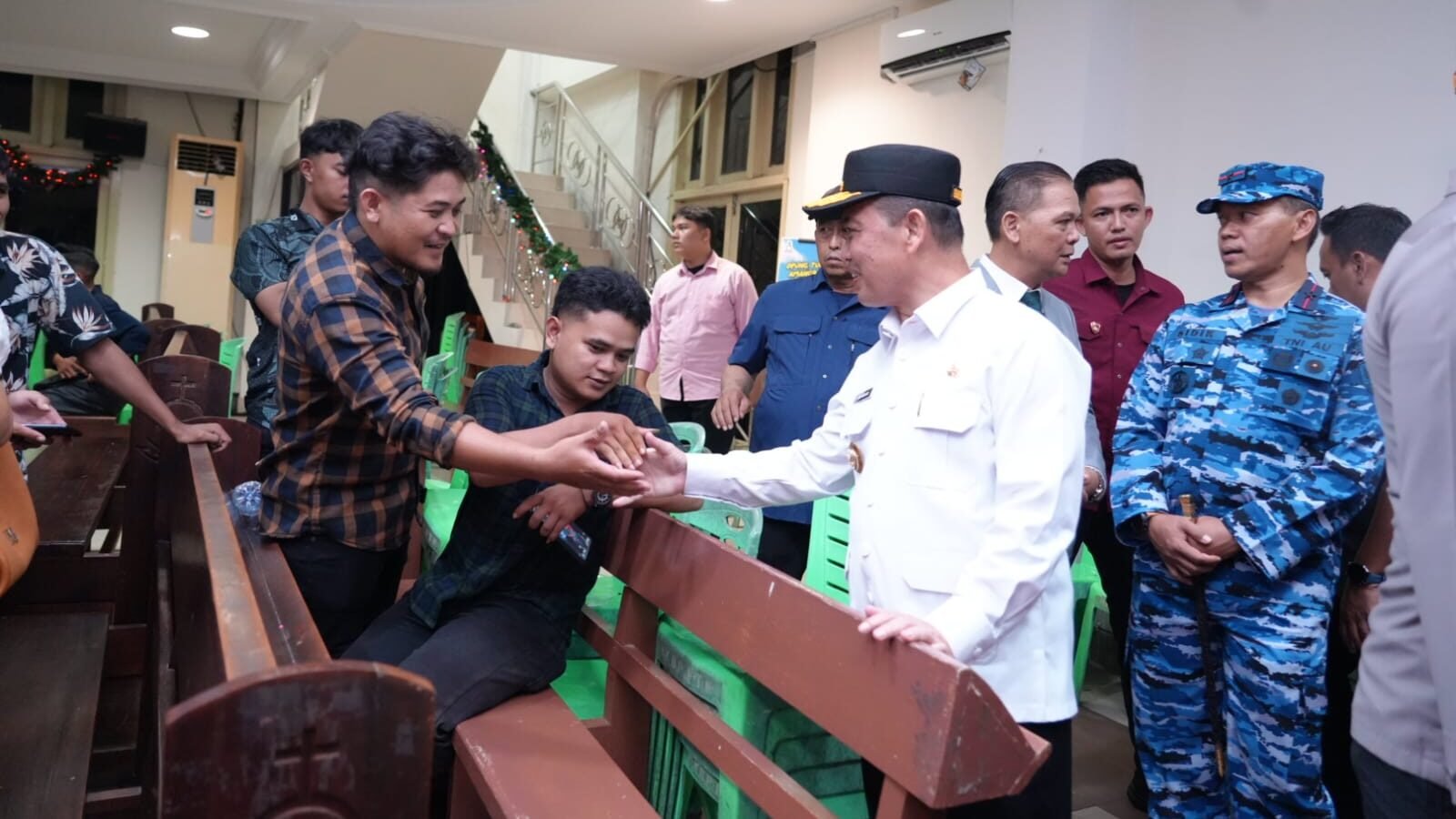 Gubernur Kalbar Ria Norsan saat meninjau pengamanan di Gereja Katedral Pontianak, Rabu (24/12/2025) malam.