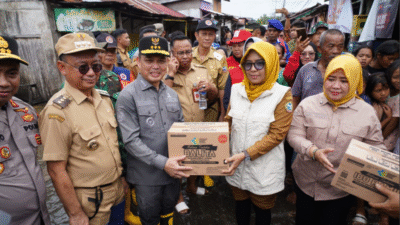 Gubernur Kalbar Ria Norsan dan Wali Kota Pontianak Edi Kamtono menerjang banjir rob di Komplek YUKA untuk meninjau kondisi warga dan salurkan bantuan. (Dok. HO/Faktakalbar.id)