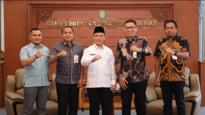 Gubernur Kalimantan Barat, Ria Norsan (tengah), berfoto bersama Kepala Wilayah BPJS Ketenagakerjaan Kalimantan, Ady Hendratta (dua dari kanan), beserta jajaran usai pertemuan koordinasi di Ruang Kerja Gubernur, Rabu (24/12/2025). (Dok. HO/Faktakalbar.id)