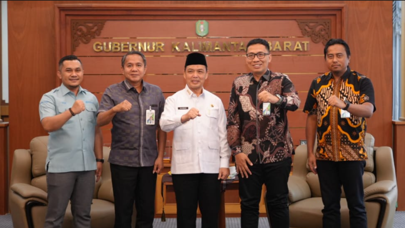 Gubernur Kalimantan Barat, Ria Norsan (tengah), berfoto bersama Kepala Wilayah BPJS Ketenagakerjaan Kalimantan, Ady Hendratta (dua dari kanan), beserta jajaran usai pertemuan koordinasi di Ruang Kerja Gubernur, Rabu (24/12/2025). (Dok. HO/Faktakalbar.id)