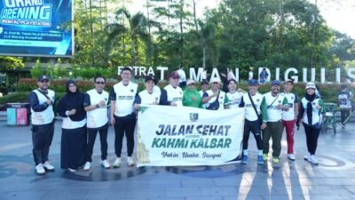 Gubernur Kalimantan Barat, Ria Norsan (tengah, topi ungu), berfoto bersama Ketua KAHMI Kalbar, Harisson, dan jajaran pengurus usai kegiatan Jalan Sehat di Taman Digulis Pontianak, Minggu (28/12/2025).