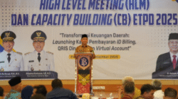 Gubernur Ria Norsan mengenakan seragam dinas cokelat berdiri di podium berlogo Bank Indonesia dengan latar belakang spanduk acara High Level Meeting dan Capacity Building ETPD 2025. (Dok. HO/Faktakalbar.id)