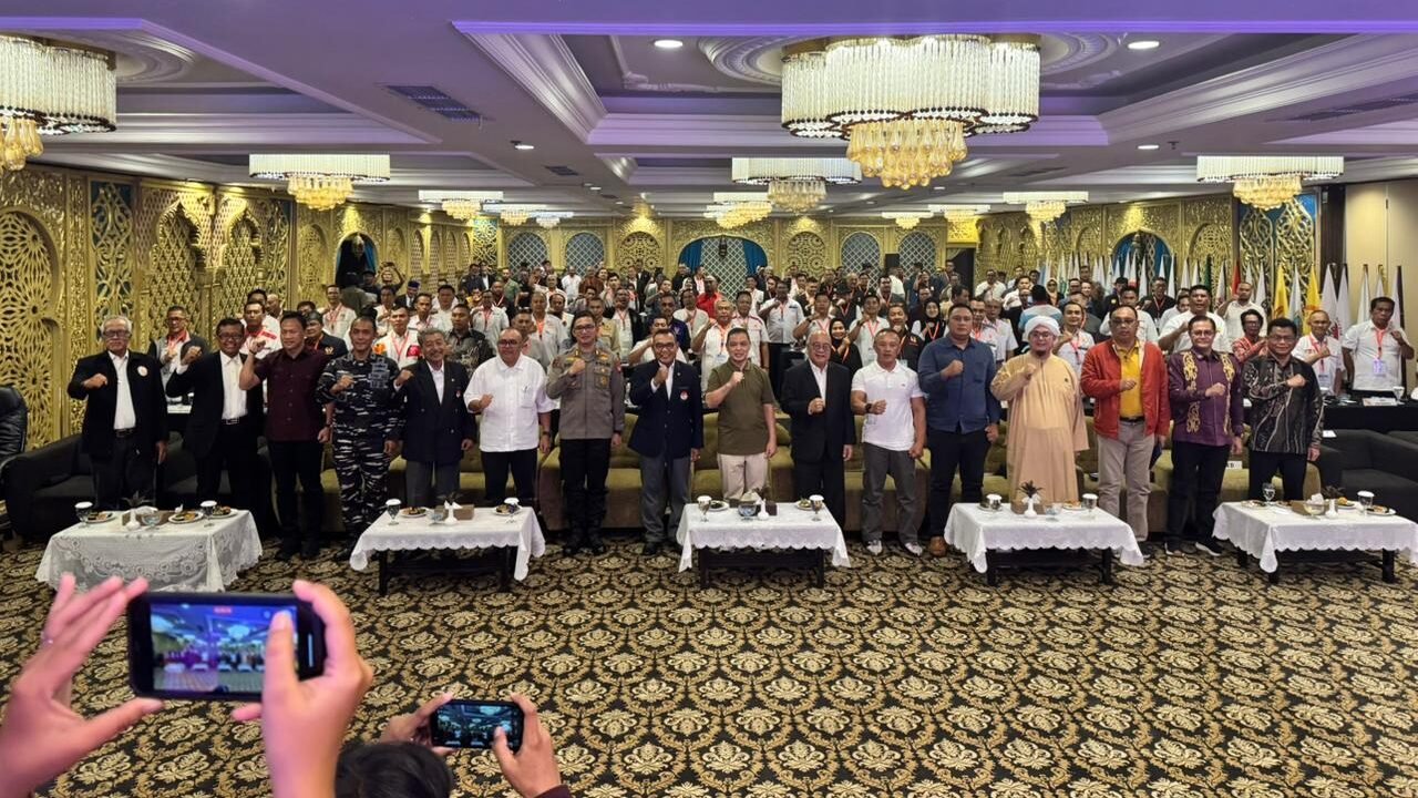 Foto bersama Gubernur Kalbar dan jajaran pengurus KONI serta peserta Musorprov ke-14 di Pontianak. (Dok. Faktakalbar.id)