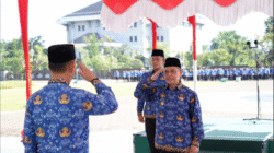 Gubernur Ria Norsan melakukan hormat kepada komandan upacara saat peringatan HUT KORPRI ke-54 dan HKN ke-61 di Halaman Kantor Gubernur Kalbar. (Dok. HO/Faktakalbar.id)