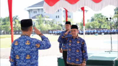 Gubernur Ria Norsan melakukan hormat kepada komandan upacara saat peringatan HUT KORPRI ke-54 dan HKN ke-61 di Halaman Kantor Gubernur Kalbar. (Dok. HO/Faktakalbar.id)