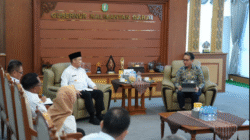 Gubernur Ria Norsan berdiskusi dengan pejabat Balai PUPR di ruang kerja gubernur membahas desain Jembatan Kapuas 3 dan Tol Pelabuhan Kijing. (Dok. HO/Faktakalbar.id)