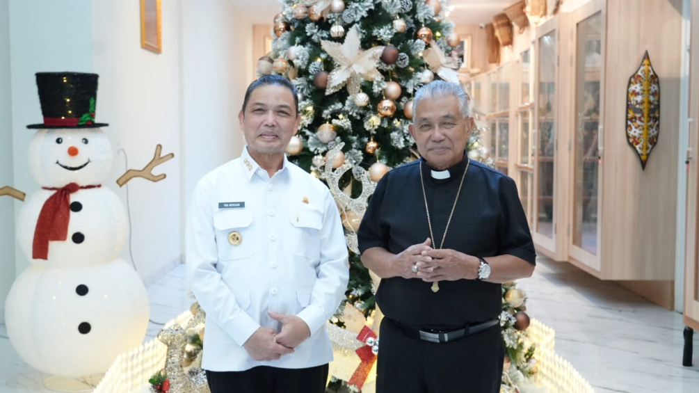 Gubernur Kalimantan Barat, Ria Norsan (kiri), melakukan kunjungan silaturahmi Natal ke kediaman Uskup Agung Pontianak, Mgr. Agustinus Agus, Rabu (24/12/2025). (Dok. HO/Faktakalbar.id)