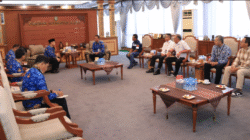 Gubernur Kalimantan Barat, Drs. H. Ria Norsan, M.M., M.H. (kiri), saat menerima audiensi jajaran KSOP Kelas I Pontianak dan Pelindo Regional 2 Pontianak di Ruang Kerja Gubernur, Rabu (17/12/2025). (Dok. HO/Faktakalbar.id)