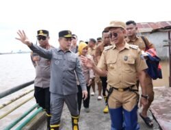 Tinjau Lokasi Terdampak, Gubernur Ria Norsan Siapkan Posko Kesehatan untuk Korban Banjir Rob di Pontianak