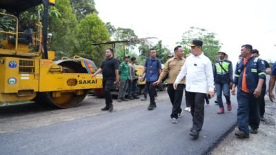 Gubernur Kalimantan Barat, Ria Norsan, saat meninjau langsung progres pengerjaan penutupan lubang dan pengaspalan di ruas Jalan Simpang Medang - Nanga Mau, Kabupaten Sintang, Sabtu (13/12/2025).