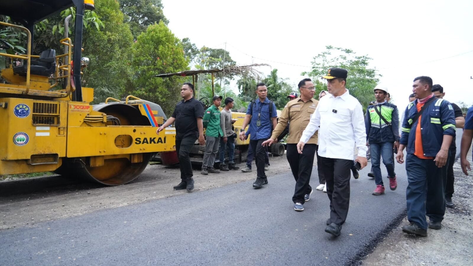 Gubernur Kalimantan Barat, Ria Norsan, saat meninjau langsung progres pengerjaan penutupan lubang dan pengaspalan di ruas Jalan Simpang Medang - Nanga Mau, Kabupaten Sintang, Sabtu (13/12/2025).