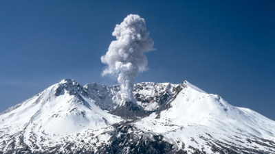 Gunung Taftan di Iran selatan. Gunung berapi ini kembali aktif setelah ribuan tahun dianggap punah. (Dok. Ist)