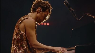 Tangkapan layar Harry Styles saat memainkan piano dengan setelan emas dalam video terbaru "Forever, Forever" yang diunggah di kanal YouTube resminya, Sabtu.