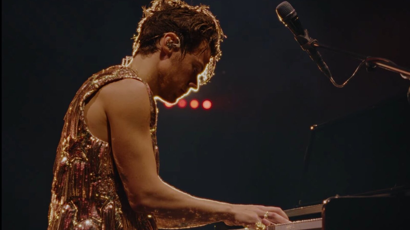 Tangkapan layar Harry Styles saat memainkan piano dengan setelan emas dalam video terbaru "Forever, Forever" yang diunggah di kanal YouTube resminya, Sabtu.