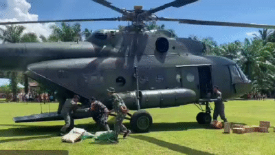Operasi udara BNPB berlangsung intensif untuk menjangkau wilayah terdampak yang terputus akses darat. Bantuan logistik diterjunkan menggunakan helikopter menuju Kabupaten Tapanuli Tengah, dan Tapanuli Utara, Selasa (9/12). Sumber BNPB