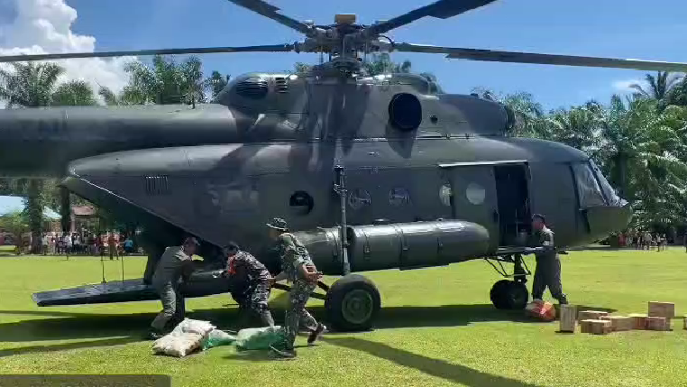 Operasi udara BNPB berlangsung intensif untuk menjangkau wilayah terdampak yang terputus akses darat. Bantuan logistik diterjunkan menggunakan helikopter menuju Kabupaten Tapanuli Tengah, dan Tapanuli Utara, Selasa (9/12). Sumber BNPB