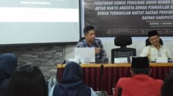 Ahmad Saufi Ketua Divisi Teknis Penyelenggaraan KPU Kabupaten Ketapang, sedang menyampaikan materi kepada Partai Politik terkait Peraturan KPU Nomor 3 Tahun 2025, pada Kamis (4/12/2025)