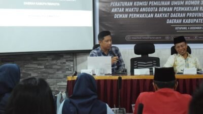 Ahmad Saufi Ketua Divisi Teknis Penyelenggaraan KPU Kabupaten Ketapang, sedang menyampaikan materi kepada Partai Politik terkait Peraturan KPU Nomor 3 Tahun 2025, pada Kamis (4/12/2025)