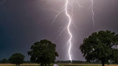 Ilustrasi -Potensi hujan petir yang diprediksi BMKG akan mewarnai langit sebagian wilayah Kalbar menjelang momen tahun baru 2026. (Dok. Ist)