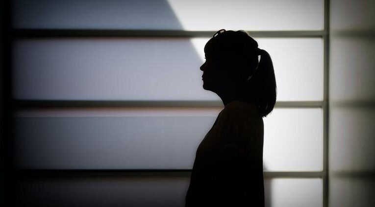 "Habis kerja keras? Jangan lupa apresiasi diri. Simak 4 ide self reward sederhana namun bermakna, mulai dari kulineran hingga waktu istirahat total."