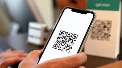 Ilustrasi - Penggunaan QRIS sebagai metode pembayaran digital yang memudahkan transaksi antara pedagang dan konsumen.