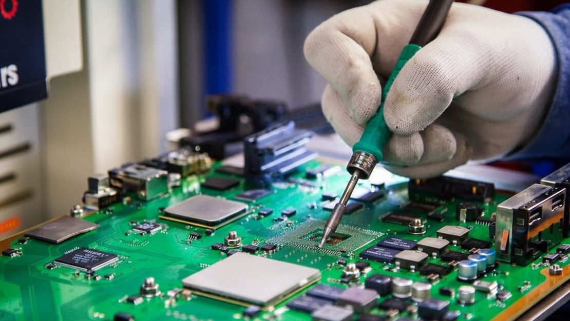 Ilustrasi - proses perakitan komponen elektronik di papan sirkuit, bagian dari industri perangkat keras komputer.