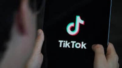 Ilustrasi tampilan antarmuka aplikasi TikTok di ponsel pintar. Platform ini baru saja memperkenalkan fitur Shared Collections dan Shared Feeds untuk meningkatkan interaksi antar pengguna.