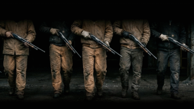 Ilustrasi sekelompok orang berdiri memegang senjata laras panjang dengan latar belakang gelap. (Dok. Ilustrasi/Faktakalbar.id)