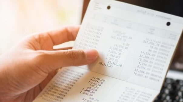 Ilustrasi - Pantau rutin saldo rekening Anda agar tetap berada di atas batas minimum yang ditetapkan bank.