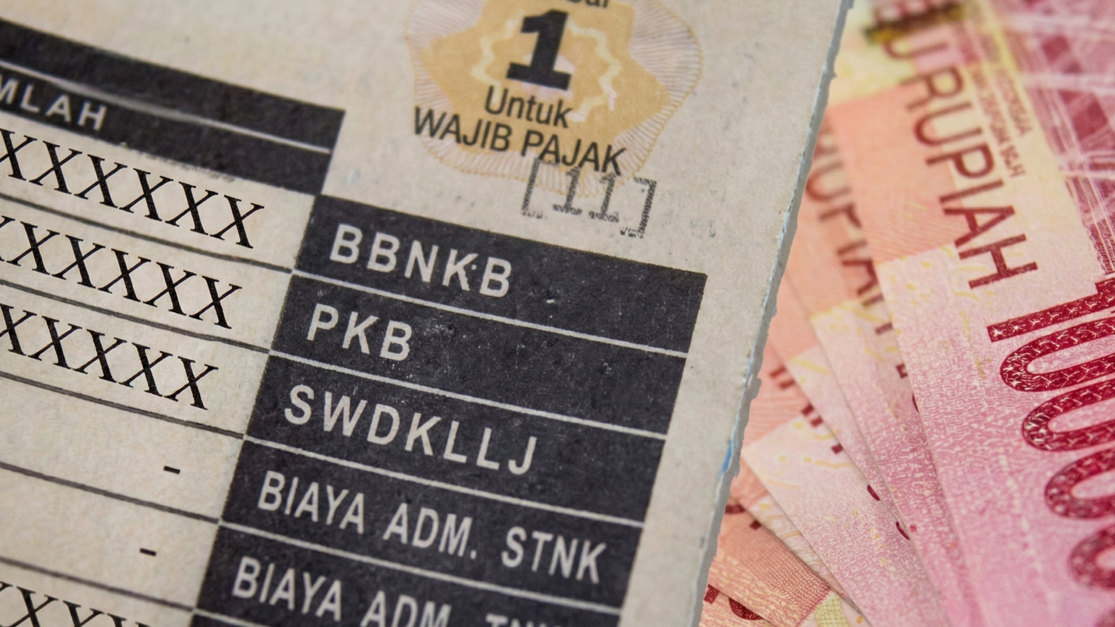 Ilustrasi - STNK dan sejumlah uang tunai