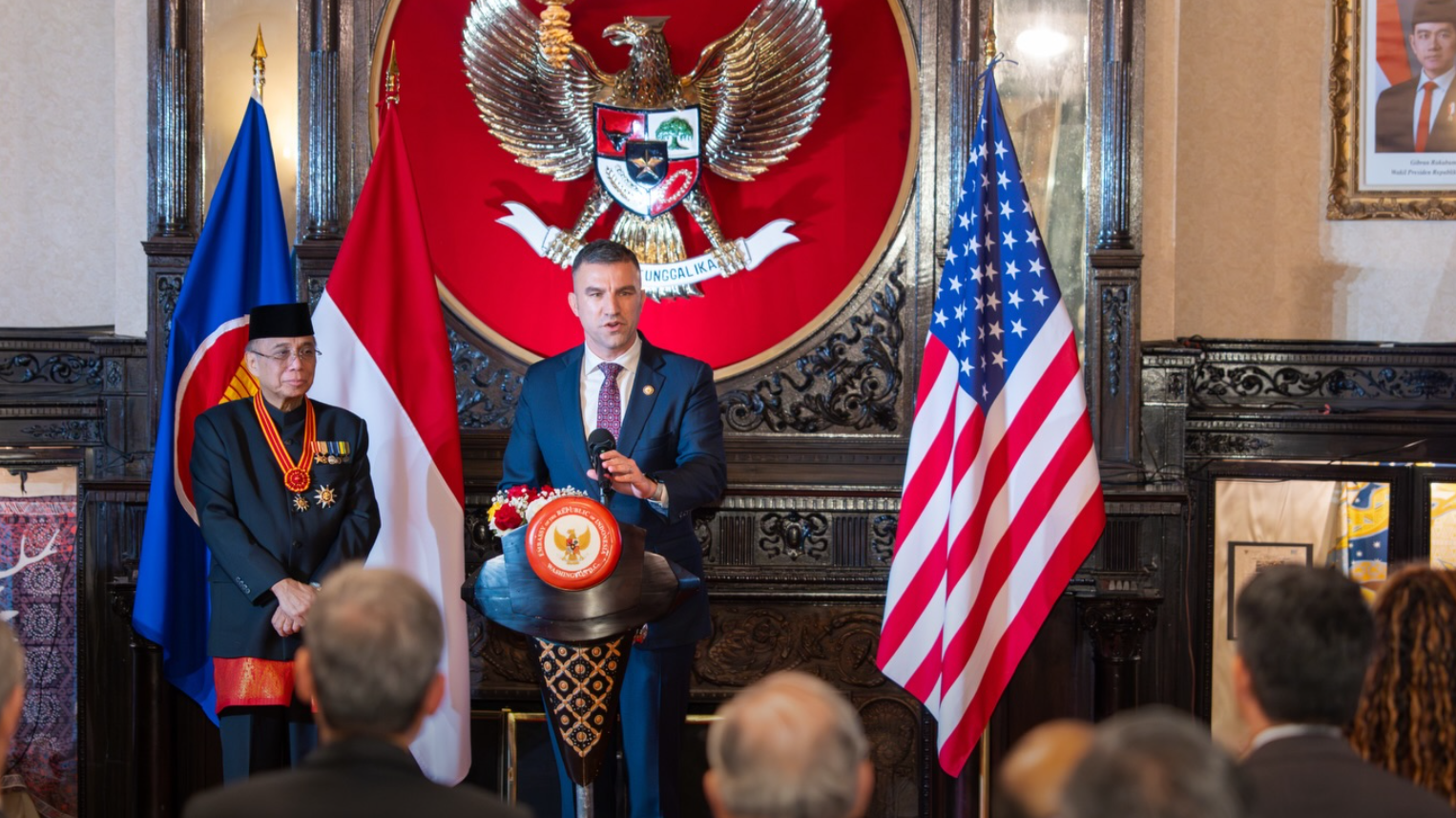 Duta Besar RI untuk Amerika Serikat, Indroyono Soesilo (kiri), bersama Tamu Kehormatan Anggota Kongres AS, Rudy Yakym, dalam resepsi usai penyerahan surat kepercayaan di Washington D.C., Rabu (17/12/2025). (Dok. HO/Faktakalbar.id)