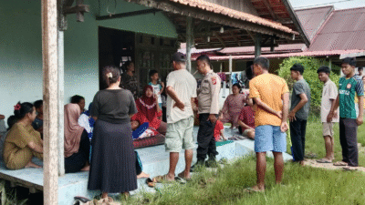 Polisi meminta keterangan warga di teras rumah terkait kasus kecelakaan tabrak lari dump truck. (Dok. Ist)