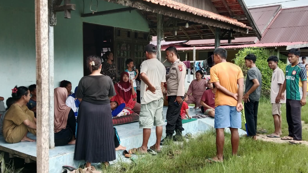 Polisi meminta keterangan warga di teras rumah terkait kasus kecelakaan tabrak lari dump truck. (Dok. Ist)