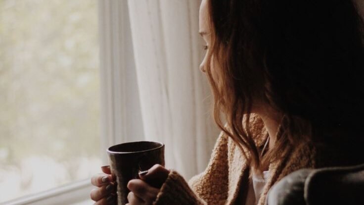 Bagi tipe kepribadian introvert, kesendirian di tepi jendela bukanlah rasa sepi, melainkan cara terbaik untuk mengumpulkan kembali tenaga mental yang terkuras. (Dok. Ist)