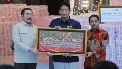 aksa Agung ST Burhanuddin (tengah) bersama Menteri Keuangan Purbaya Yudhi Sadewa dan Menteri Kehutanan Raja Juli Antoni saat melakukan penyerahan secara simbolis aset hasil penguasaan kembali kawasan hutan dan uang penyelamatan keuangan negara senilai Rp6,6 triliun di Gedung Bundar Kejaksaan Agung, Jakarta.