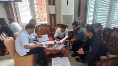 KPK limpahkan berkas 4 tersangka baru dugaan korupsi di Ogan Komering Ulu ke Pengadilan Tipikor Palembang.