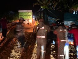 Jalan Rantau Panjang Berlumpur Parah, Polisi Bantu Dorong Kendaraan Warga yang Terjebak