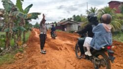 "Jalan Rantau Panjang, Simpang Hilir, kondisinya licin dan berlumpur akibat hujan. Arus lalu lintas sempat tersendat, pengendara diimbau hati-hati."
