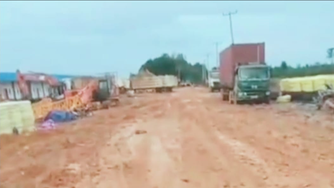 Kondisi jalan poros di Kampung Baru, Kecamatan Toba, Sanggau, yang rusak parah dan berlumpur akibat aktivitas kendaraan alat berat perusahaan, Senin (22/12/2025). (Dok. HO/Faktakalbar.id)