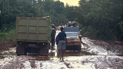 Surati 5 Perusahaan Besar, Bupati Alexander Wilyo Minta “Gotong Royong” Perbaiki Jalan Pesaguan-Kendawangan