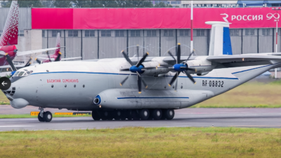 Pesawat angkut berat Antonov An-22 "Antei" dengan nomor registrasi RF-08832 saat masih beroperasi. Pesawat legendaris ini dilaporkan jatuh dan hancur di wilayah Ivanovo, Rusia, menewaskan seluruh awak, Selasa (9/12/2025). (Dok. Ist)
