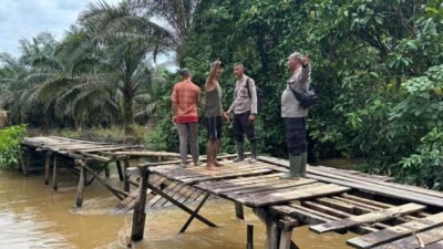 "Jembatan Desa Anshiap, Mempawah yang ambruk akhirnya rampung diperbaiki warga dan polisi. Siswa tak perlu lagi bertaruh nyawa menerobos arus sungai ke sekolah."