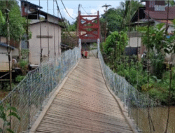 Tali Penahan Putus, Warga Nanga Mahap Bertaruh Nyawa Lintasi Jembatan Gantung Rusak