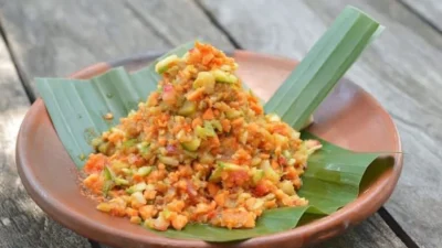 "Penasaran ada berapa jenis rujak Nusantara? Simak daftar 7 varian rujak unik dari berbagai daerah di Indonesia, mulai dari Rujak Cingur hingga Rujak Soto yang wajib dicoba."